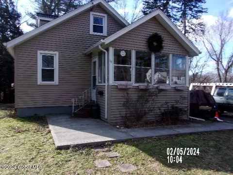 40 Seaman Ave, Castleton On Hudson, NY 12033