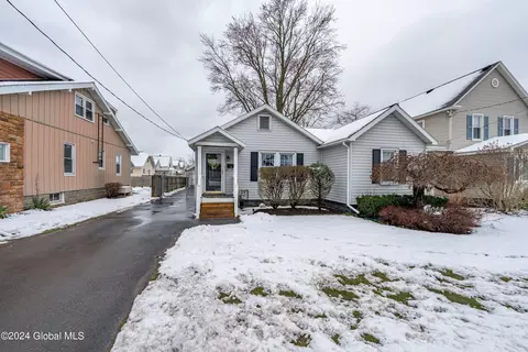 714 Curry Rd, Schenectady, NY 12306