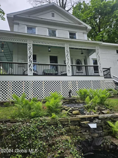 10 Washington Ave, New Baltimore, NY 12124