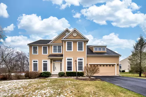 16 Chester Dr, Halfmoon, NY 12188