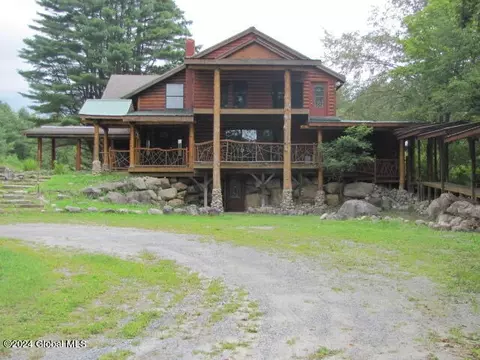 102 Combs Rd, Warrensburg, NY 12885