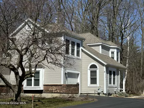 81 Killarney Dr, Niskayuna, NY 12309