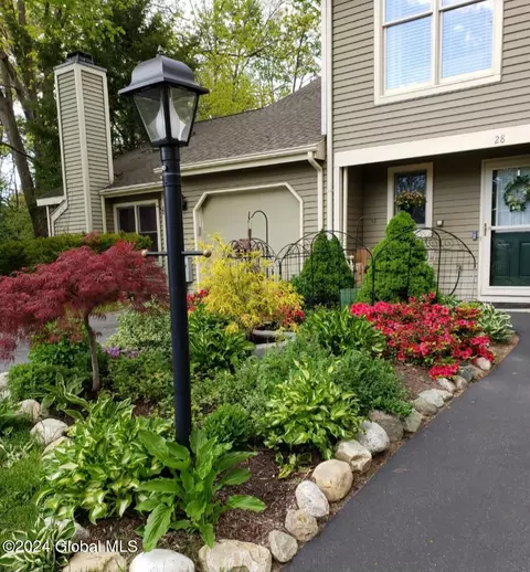 28 Cromwell Dr, Halfmoon, NY 12065