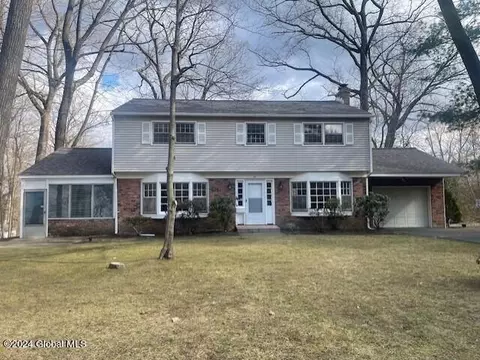 84 Birchwood Ln, Niskayuna, NY 12309