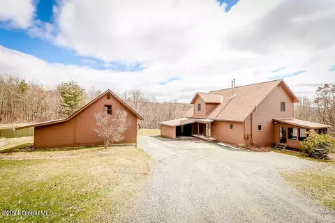 286 W Hill Rd, New Lebanon, NY 12125