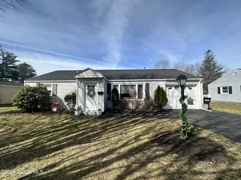 9 Carlton Dr, Queensbury, NY 12804