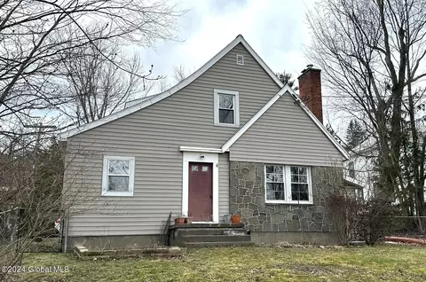 6 Bullis Dr, Averill Park, NY 12018