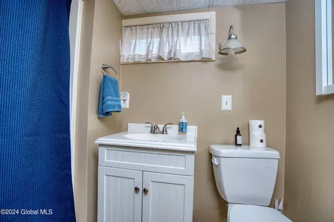 Bath - 123 Jordan Blvd, Delmar, NY 12054 photo 4 of 4