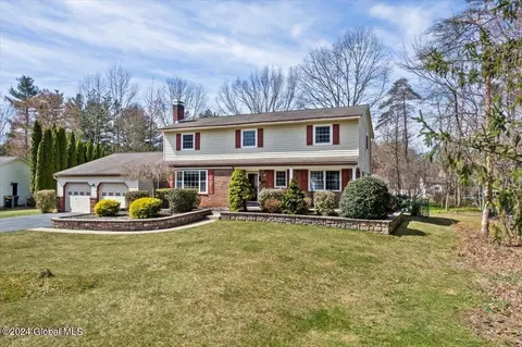 26 Pinehurst Dr, Clifton Park, NY 12065