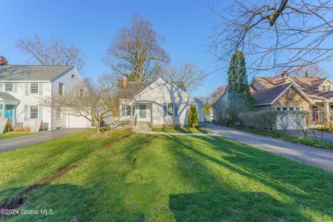 1525 Valencia Rd, Niskayuna, NY 12309