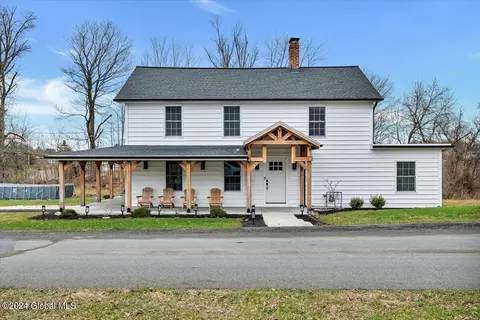 1 Riccardi Ln, Troy, NY 12180