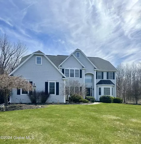 7 Normandy Sq, Altamont, NY 12009