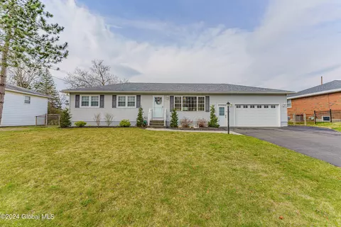 7 Driftwood Dr, Colonie, NY 12205