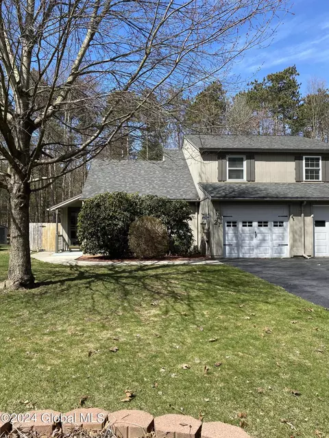 21 Arrow Wood Pl, Malta, NY 12020
