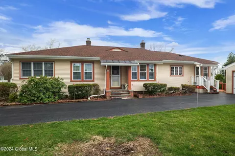 17 Middlesex Rd, East Greenbush, NY 12061