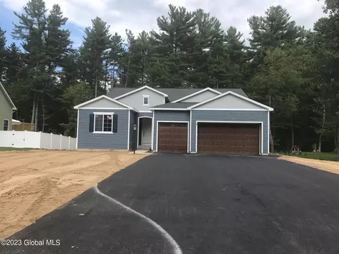 32 Wheatfield Way, Mechanicville, NY 12118