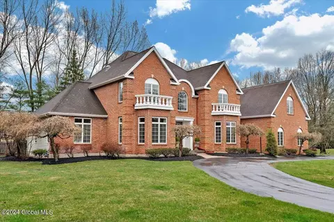 4 Shalimar Ct, Loudonville, NY 12211