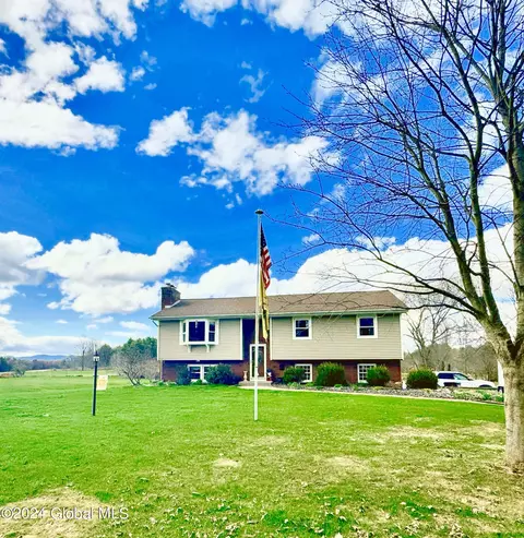 5 N Knolls Rd, Queensbury, NY 12804