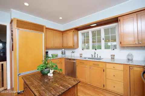 Kitchen - 814 Riverside Ave, Glenville, NY 12302 photo 2 of 3