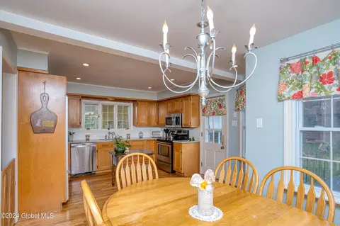 Dining - 814 Riverside Ave, Glenville, NY 12302 photo 4 of 6