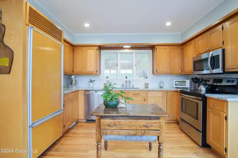 Kitchen - 814 Riverside Ave, Glenville, NY 12302 photo 1 of 3