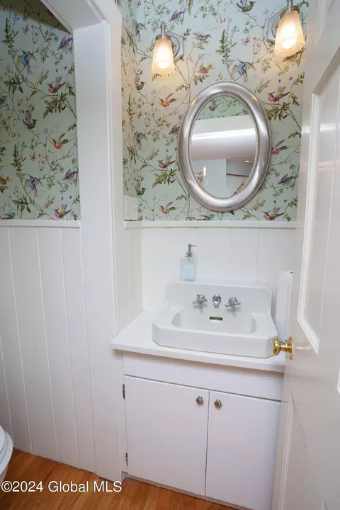 Bath - 814 Riverside Ave, Glenville, NY 12302 photo 1 of 3