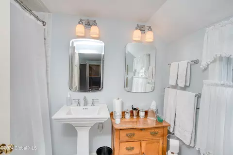 Bath - 814 Riverside Ave, Glenville, NY 12302 photo 2 of 3