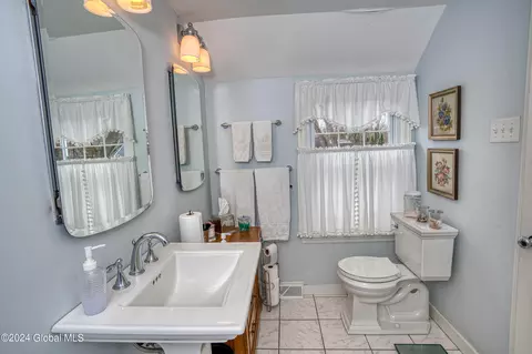 Bath - 814 Riverside Ave, Glenville, NY 12302 photo 3 of 3
