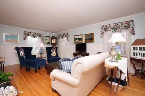 Living - 814 Riverside Ave, Glenville, NY 12302 photo 2 of 6