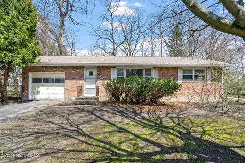 18 Circle Dr, Voorheesville, NY 12186
