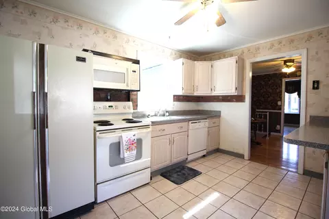 Kitchen - 29 Fredericks Rd, Glenville, NY 12302 photo 3 of 8