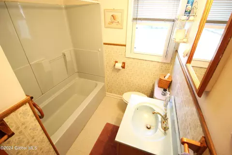 Bath - 29 Fredericks Rd, Glenville, NY 12302 photo 2 of 2
