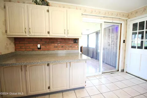 Kitchen - 29 Fredericks Rd, Glenville, NY 12302 photo 5 of 8
