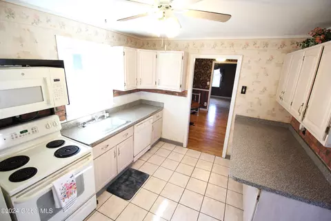 Kitchen - 29 Fredericks Rd, Glenville, NY 12302 photo 4 of 8