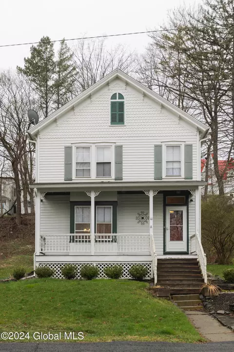 10 Colvin Ave, Coeymans, NY 12045
