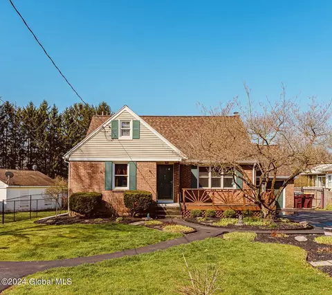 5 Willow Ln, Rensselaer, NY 12144