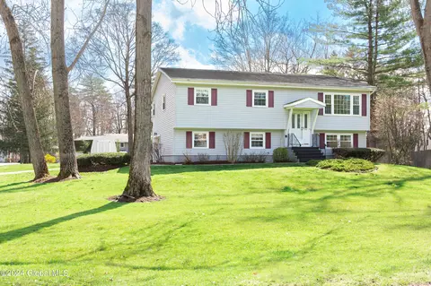 4368 Buckingham Dr, Schenectady, NY 12304