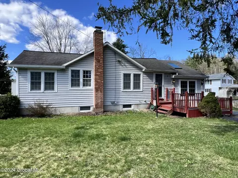 5 Village St, Wynantskill, NY 12198