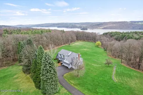 28 Meadows Ct, Melrose, NY 12121