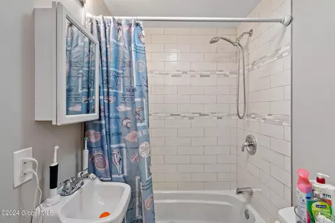 Bath - 718 Cramer Ave, Schenectady, NY 12306 photo 1 of 2
