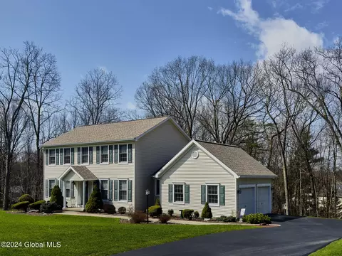 7 Pineview Ln, East Greenbush, NY 12061