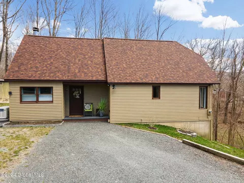 20 Round Mountain Rd, Stephentown, NY 12168