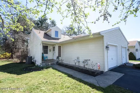 7000 Suzanne Ln, Schenectady, NY 12303