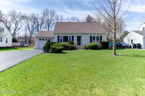 14 Harmon Rd, Glenville, NY 12302