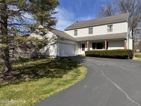 818 Huntingdon Dr, Niskayuna, NY 12309