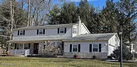 11 Sevilla Dr, Clifton Park, NY 12065