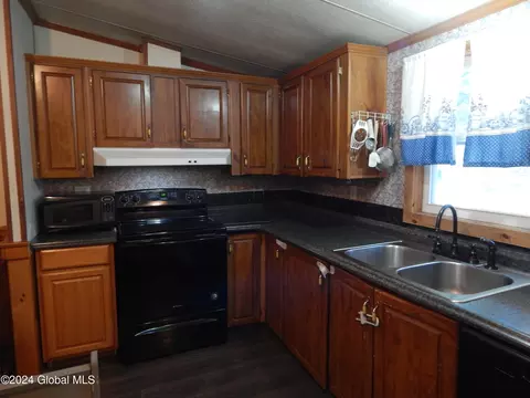 16 Hoffman Dr, Warrensburg, NY 12885