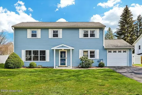 25 Moon Dr, Colonie, NY 12205