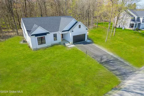 12 Olympia Ct, Mechanicville, NY 12118