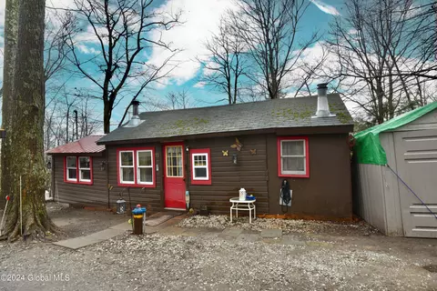 11 Park Ave, Middle Grove, NY 12850